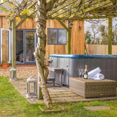 Wisteria View With Hottub & Cabin Sleeps 20 Chippenham  Eksteriør bilde
