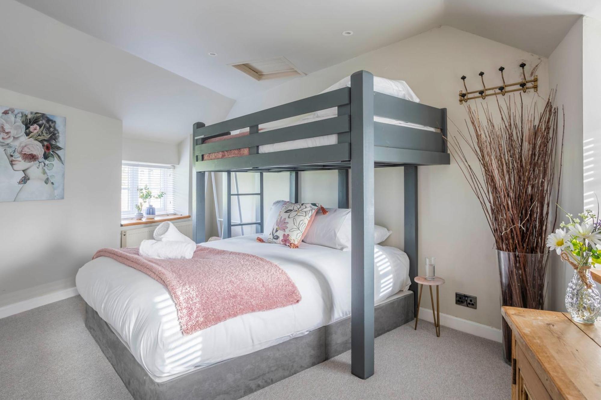 Wisteria View With Hottub & Cabin Sleeps 20 Chippenham  Eksteriør bilde