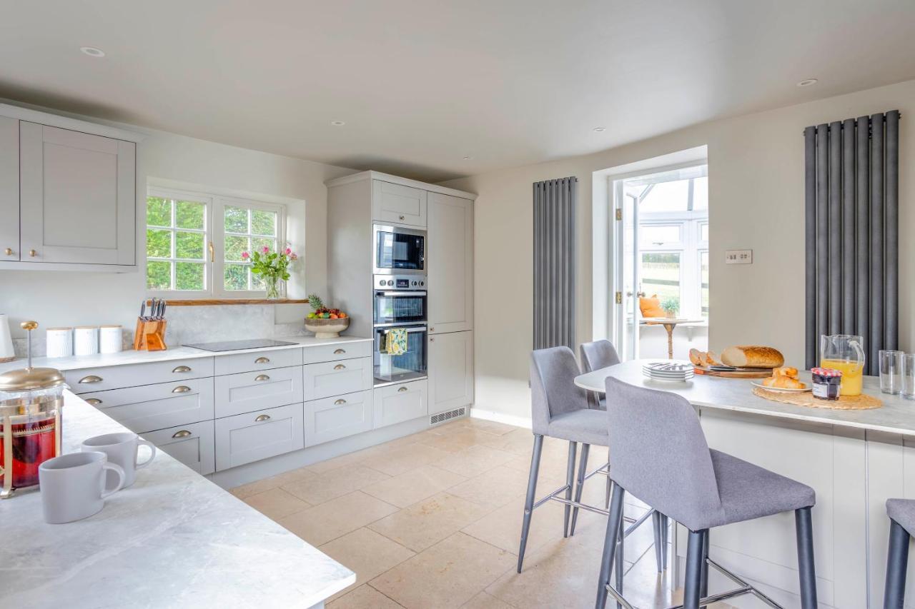 Wisteria View With Hottub & Cabin Sleeps 20 Chippenham  Eksteriør bilde