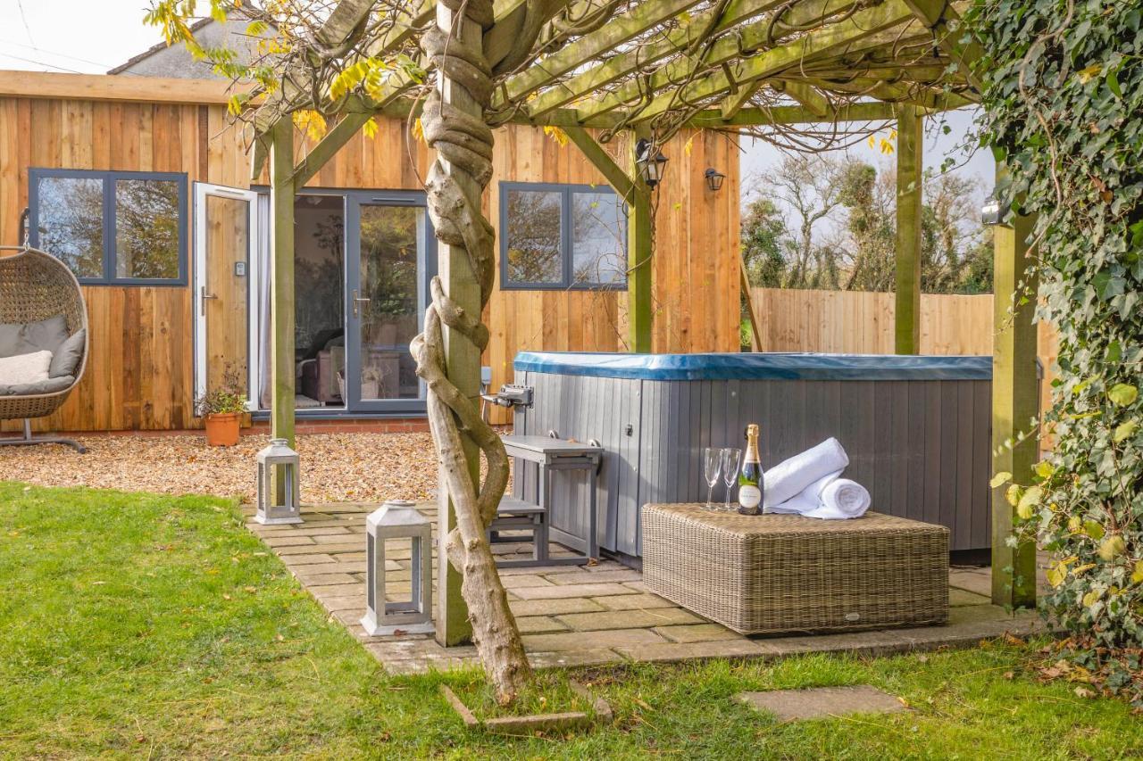 Wisteria View With Hottub & Cabin Sleeps 20 Chippenham  Eksteriør bilde