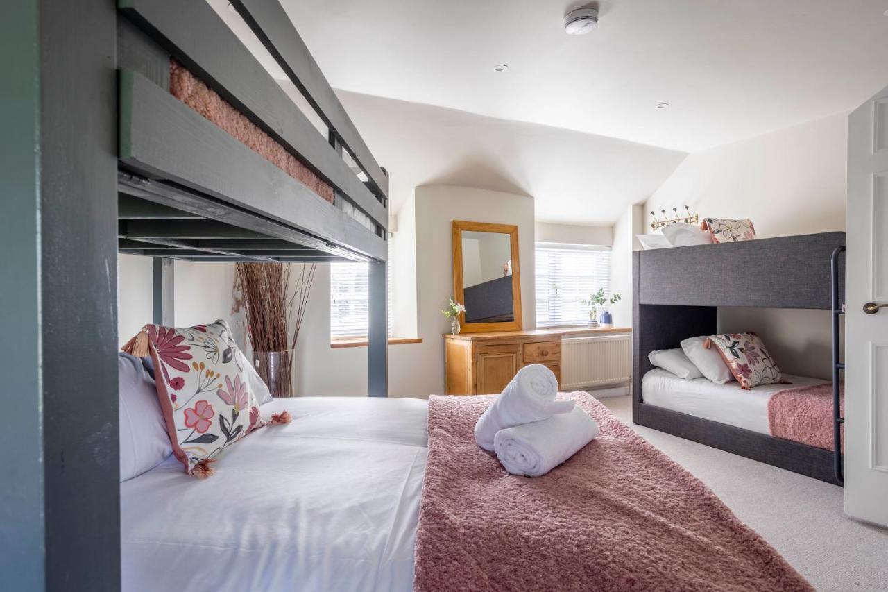 Wisteria View With Hottub & Cabin Sleeps 20 Chippenham  Eksteriør bilde