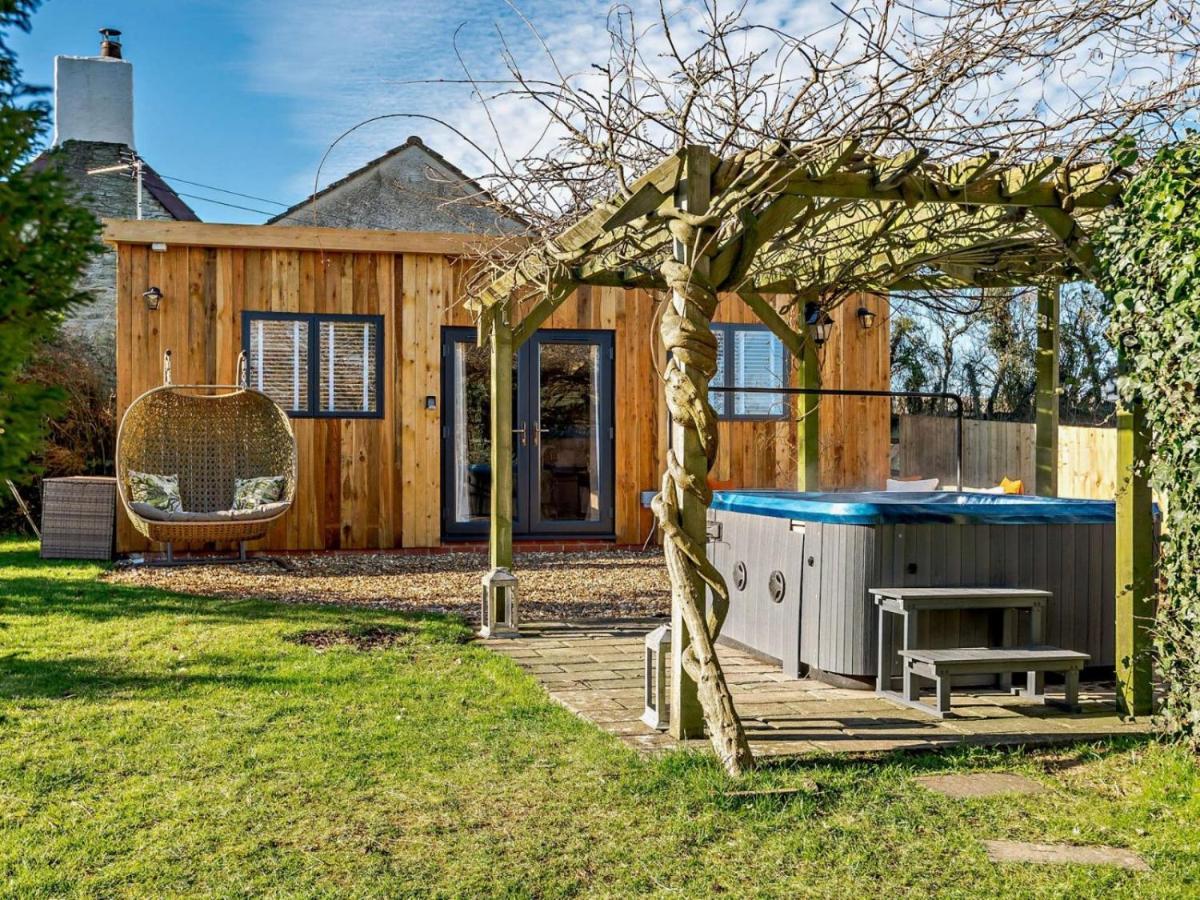 Wisteria View With Hottub & Cabin Sleeps 20 Chippenham  Eksteriør bilde